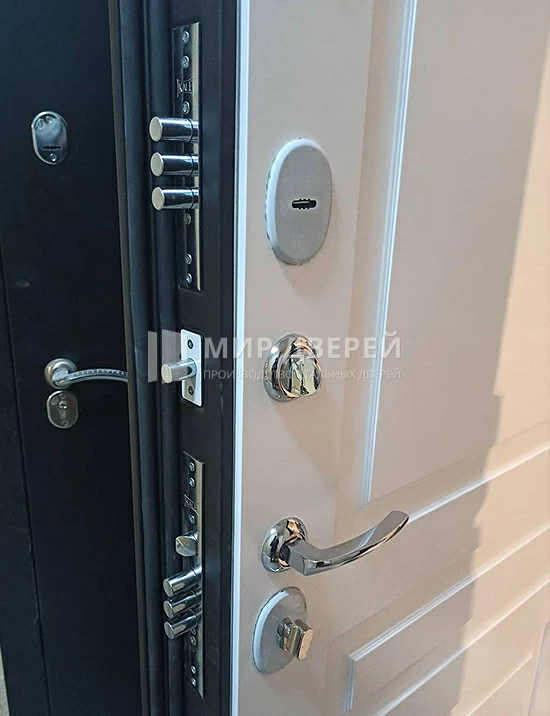 Дверь с белой панелью МДФ - фото